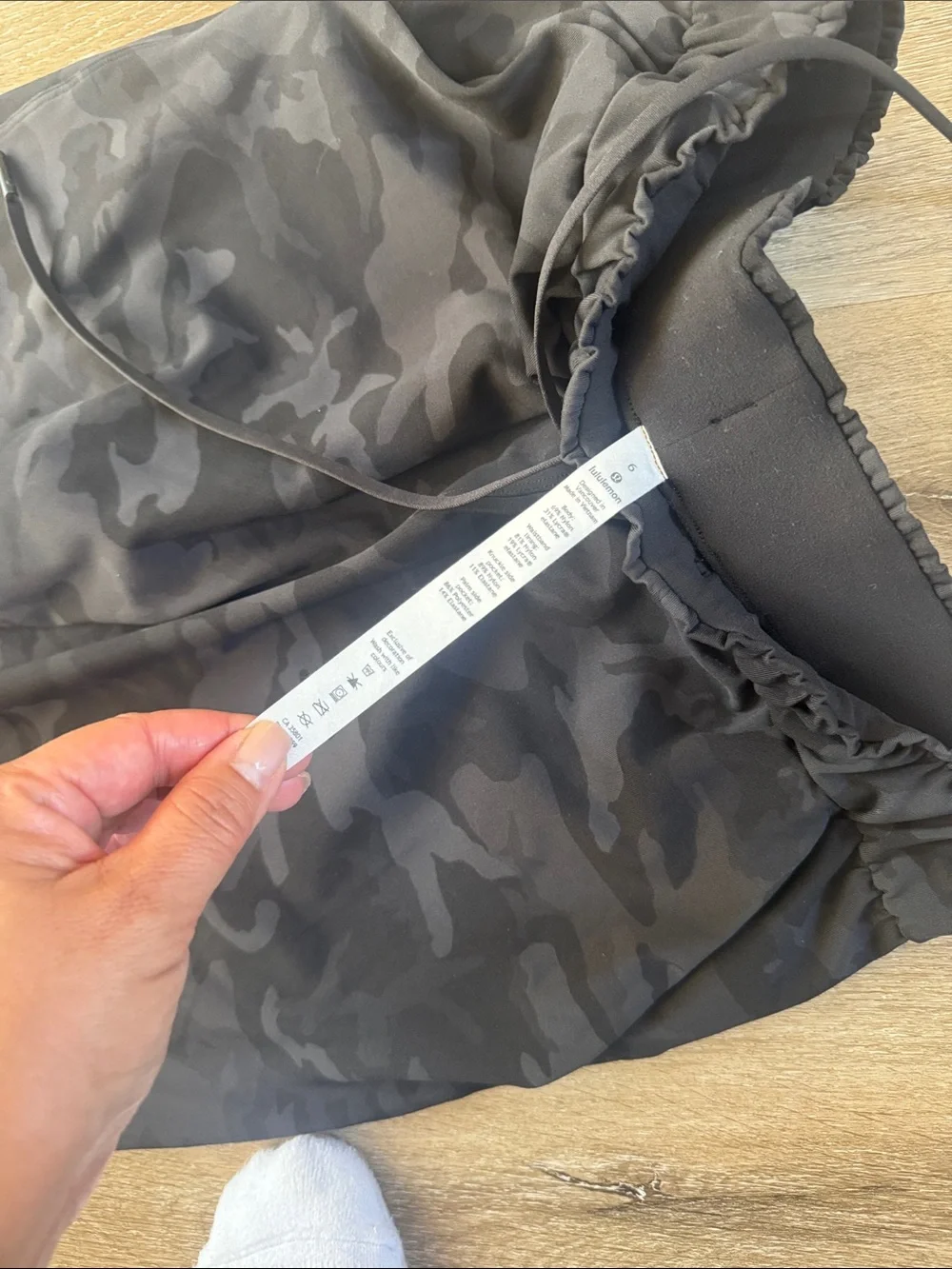 Lululemon Women Black Camo Jogger Pants - size 6
